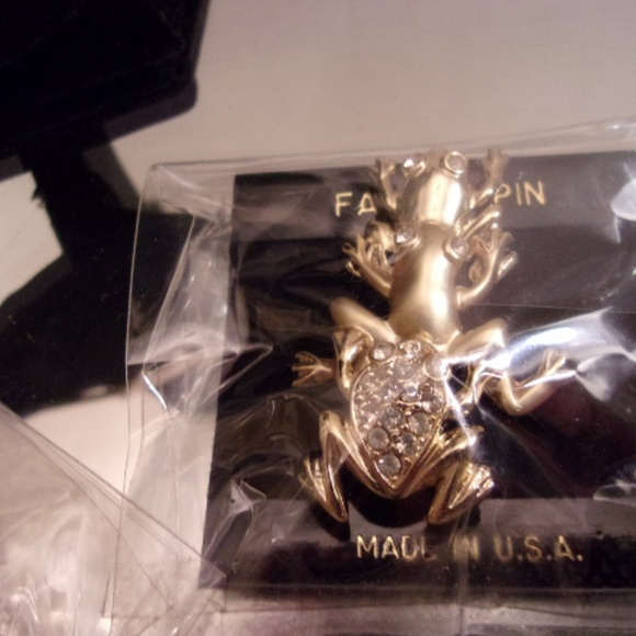 NWT BOTIQUE 2 NECKLACES EARRINGS & FROG BROOCHE R - Picture 2 of 7